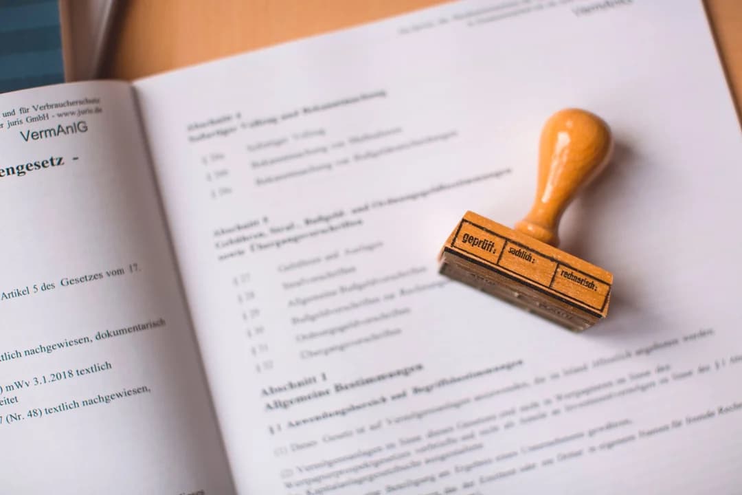 AI Act nakłada obowiązki transparentności. Firmy muszą się dostosować od 2 sierpnia 2026.
