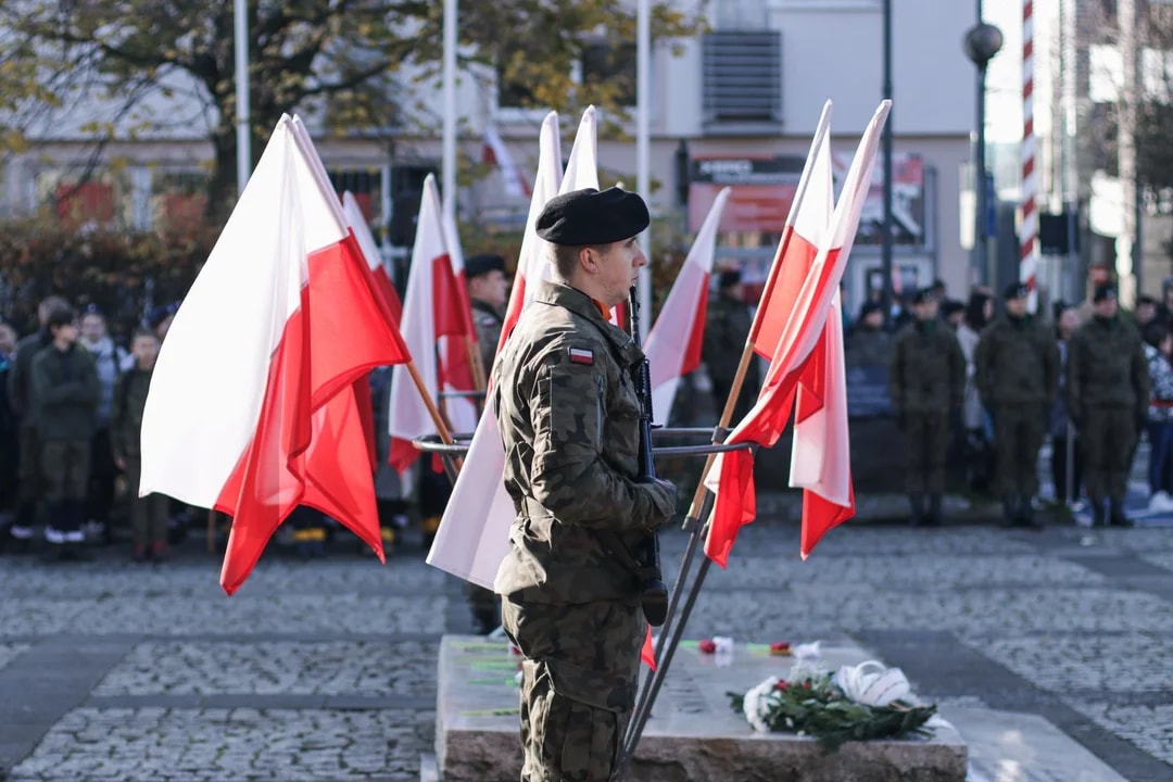 Warszawa upamiętnia Powstanie Warszawskie. Mieszkańcy oddają hołd bohaterom